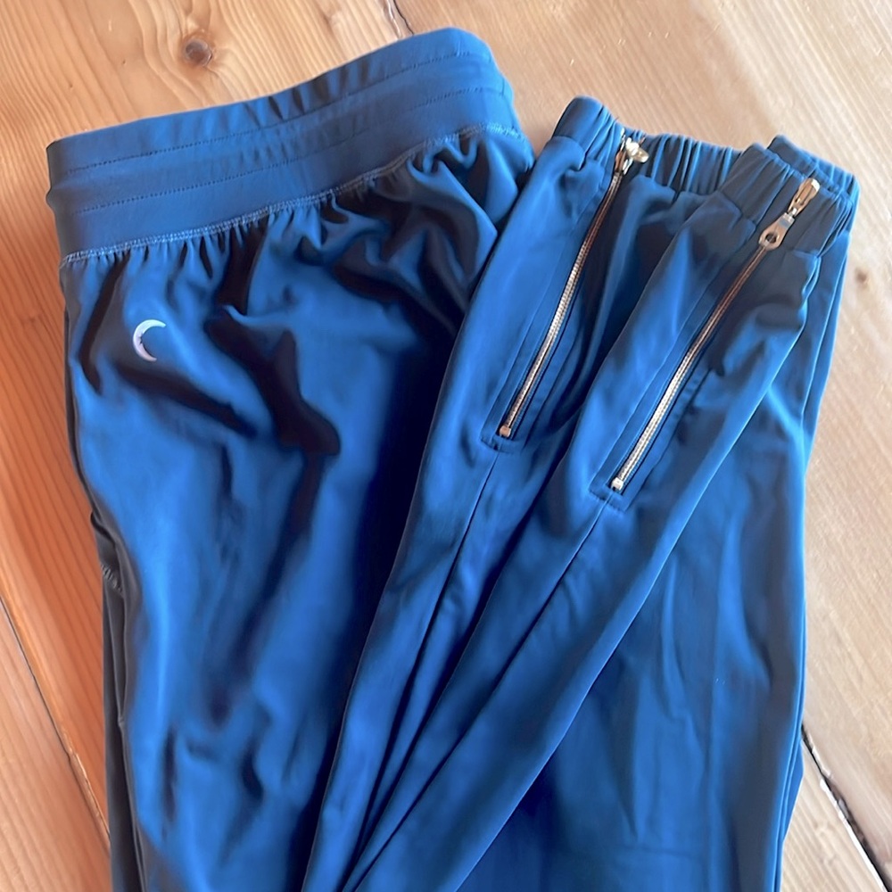 Zyia Activewear teal Peak zipper joggers. Full length, 7/8, Medium